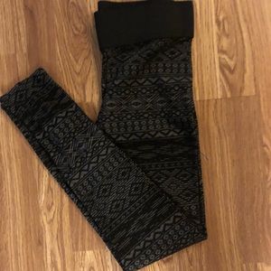 STOOSH Women’s Dark Gray leggings with black faux tribal pattern, Size M